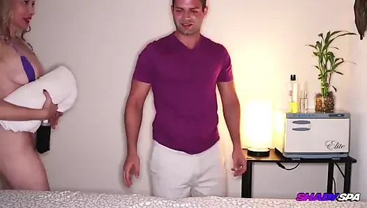 Rahatlatıcı orta yaşlı seksi kadın elle muamele: tam serbest bırakma masajı