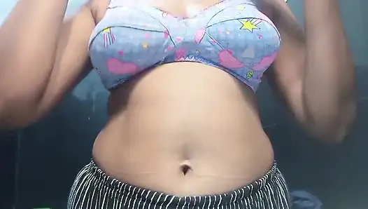 Sri Lanki dziewczyna Muerbacja w pokoju kąpielowym z Dildo Lust z dużymi cyckami i mokrą cipką