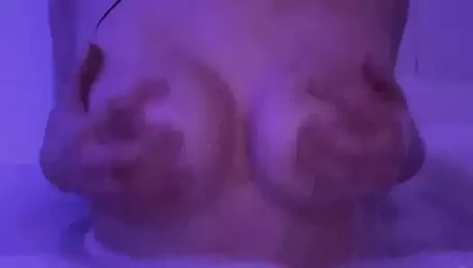 İyi kız banyo yapıyor