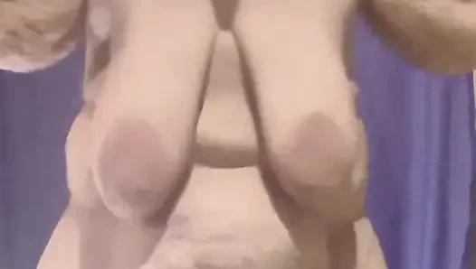Her yerde zıplıyor ve ağzına boşalıyor
