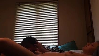 Azgın kız erkek arkadaşı tarafından tohumlanmak için çaresiz