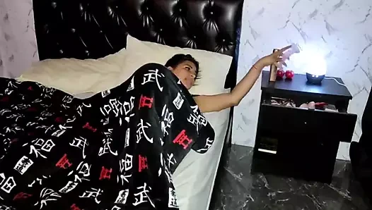 Üvey babamın büyük yarağını düşünüyorum, yatağımda dildomla gerçekten iyi mastürbasyon yaptım ve geldim