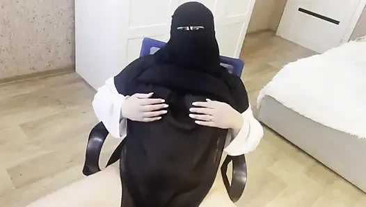 Büyük memeli Arap orta yaşlı seksi kadın amına mastürbasyon yapıyor