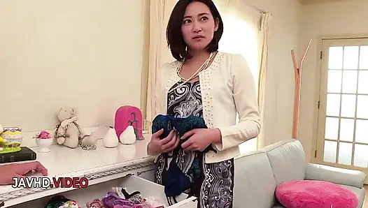 Sapık Asyalı tatlı ameri koshikawa tutkulu sikişmeden önce baştan çıkarıcı bir şekilde soyunuyor