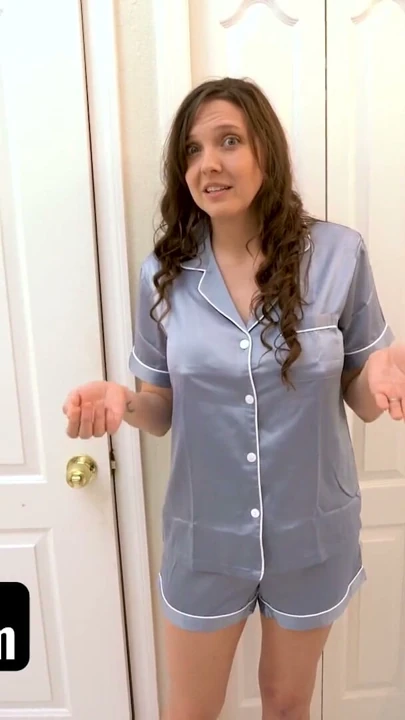 Ateşli üvey anne yanlışlıkla üvey oğluna Viagra hapları veriyor ve şimdi sertliğini geçirmek için sikişiyor - PervMom | Klip 1