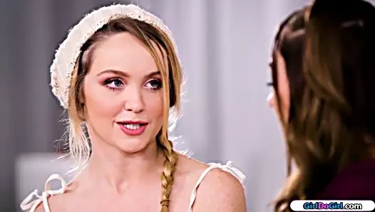 Minyon muhabir, busty sarışını yalamak istediğini itiraf ediyor