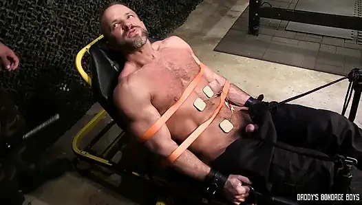 Daddysbondageboys dirk caber ve drake jaden elektro işkence asker ip ve değnek ile sorgulama