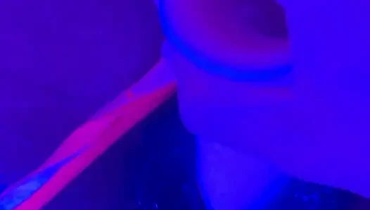 Zenci tanrıça sızdırıyor: neon tanga ve dildo fışkırtıyor