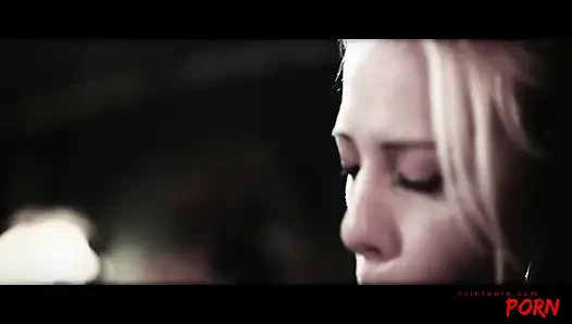 Carla Cox ve Megan Coxxx lastik şehvet içinde