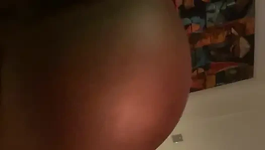 Ateşli zenci tanrıça yağlı çarşaflarda twerk yapıyor, yakın çekim sulu amcık