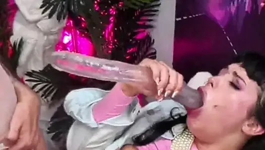 Seksi beca barbie'nin mükemmel vücudu büyük bir yarakla sikiliyor!