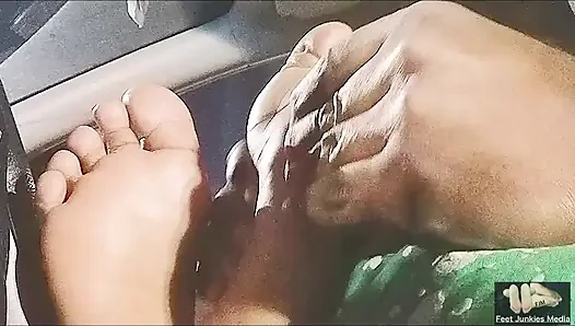 En sevdiğin iri güzel kadın Ncfootgoddess ile araba seansı ayaklarına tapıyor