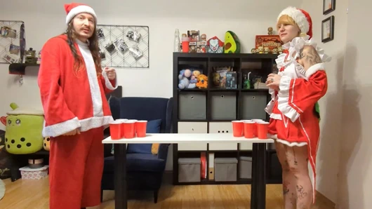 Dövmeli bir kadın erkek arkadaşına güzel bir Noel sakso çekiyor