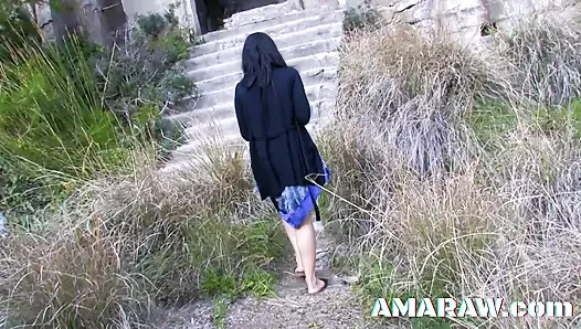 Koyu tenli küçük memeli Oldia Paris her iki adamla da ilgileniyor