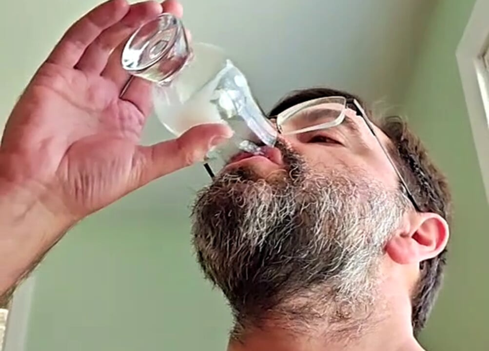 Logan Byam tatlı bir döl emiyor