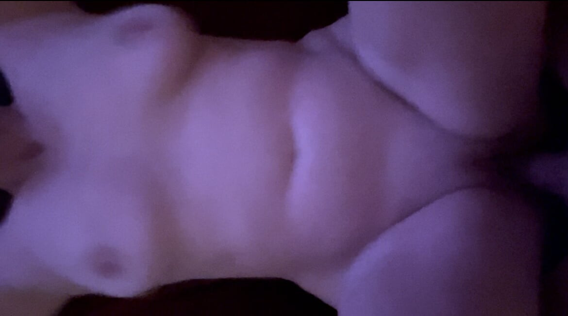 Orta yaşlı seksi kadın parmaklarıyla sırılsıklam oluyor ve büyük zenci yarağı boşalması
