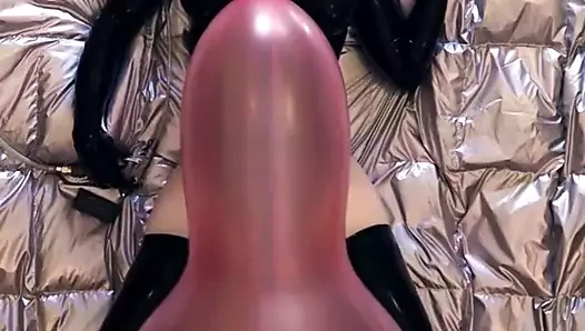 Kigurumi balonlarla oynuyor