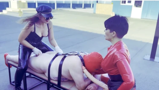 Büyük dildolarla şanslı kadın kılıklıyı sikiyor - Yunanistan, Omega Bileşik - büyük dildo gırtlağına kadar alıyor - sahibe zeida