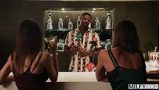 Orta yaşlı seksi yaramaz evli kadın Serenity ateşli malena ile büyük zenci paylaşıyor