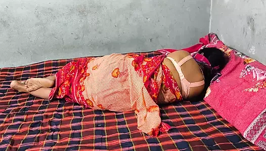 Üvey teyzemi yatakta ateşli bir pozisyonda yatarken görüyorum. Onu gördükten sonra cinsel Indianre'im artıyor.