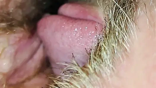 Karımın sıkı amcığını yiyorum