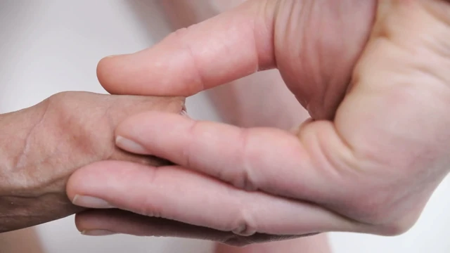 Çok yakın çekimde sünnet derisi ve penis başı, bir adam kalkmış sünnetsiz sikinin başını oynatıyor