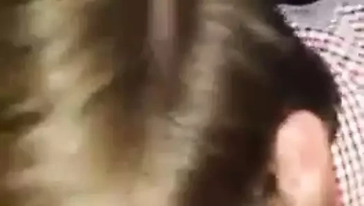 uslu bir çocuk emiyor