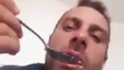 Sırp adam dondurma yiyor