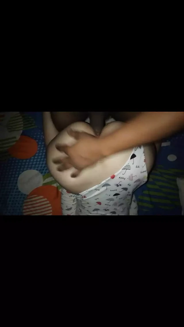 Üvey erkek kardeşim oynarken ve beni götten siktiğinde bana çok zevk veriyor