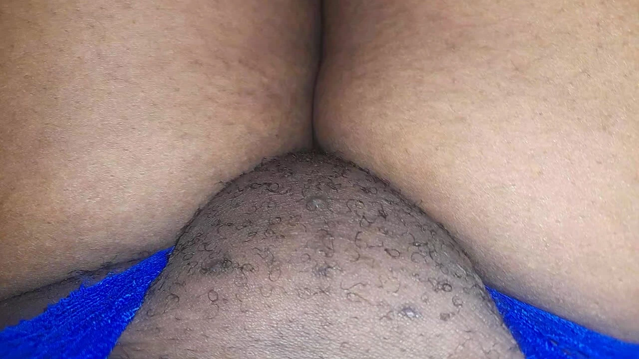 Kabarık siyah amcığıyla 1 dakikada boşalıyor