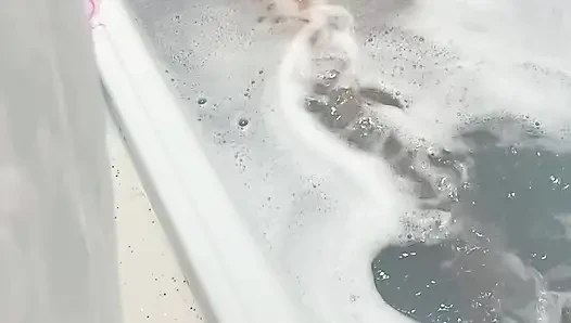 Duşta tobrut bir kıza yakalanıyor