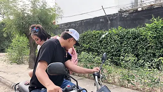 Üniversiteden kaçtım ve sert seks yapmak için erkek arkadaşımın evine gidiyorum ve sonunda masum yüzüme boşalıyorum