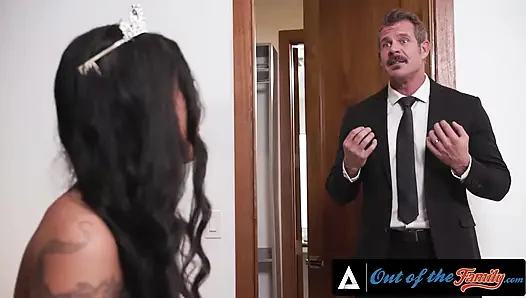 Ailenin dışında - Ameena Green aile dramını unutmak için kayınpeder tarafından yüzünü sikiyor