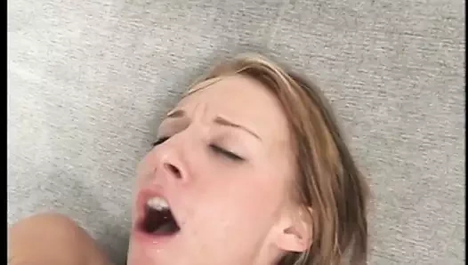 Tombul zenci adam şehvetli beyaz kızı tatmin etmek için büyük penisini ve büyük mor dildosunu kullanıyor