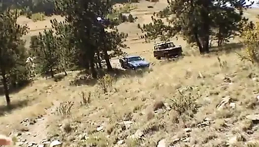 Seksi kızıl saçlı kız arkadaş soyunuyor ve açık havada mastürbasyon yapıyor