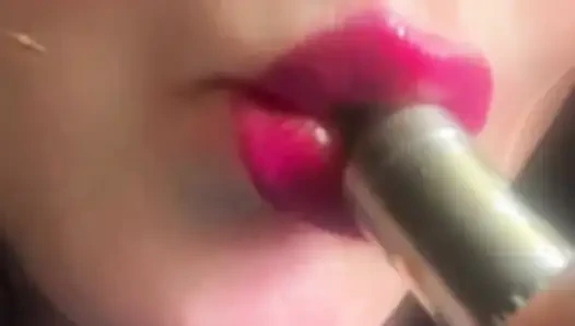 Sigara içen ateşli pembe baştan çıkarıcı dudaklar ve ağır çekim buhar mutluluk