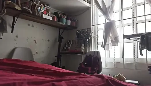Tombul üvey annemin odasından ayrıldım