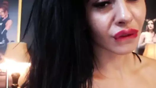 Pierces kedi sallamak onu vücut