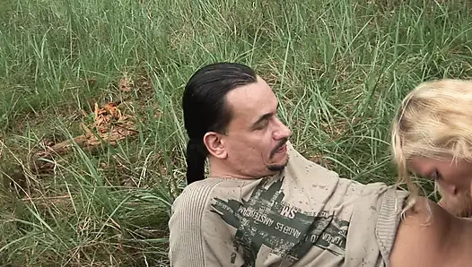 Sürtük kadın polisler ormanda sikişiyor