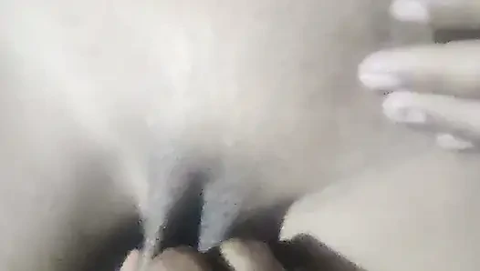 Üvey erkek arkadaşı amcığını üvey sevgilisine gösterdi ve masaj yaptırıyor