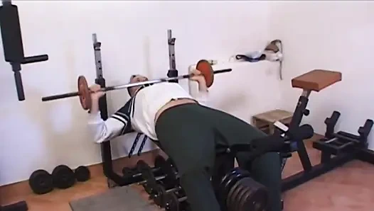 Yaramaz genç kız spor salonunda sikişmek için olgun üvey babasının yarağını arıyor