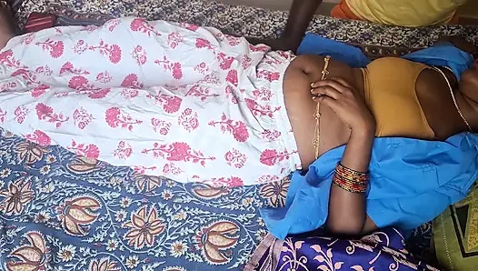 Hintli evli evli kadın ev sahibiyle anlaşma yapmak için göbeğini gösteriyor