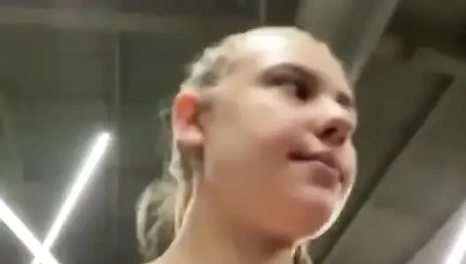Spor salonunda çılgın sikişiyor