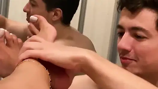 Burada kim ayaklarıma losyon koymak ve bana ayak masajı yapmak istiyor?