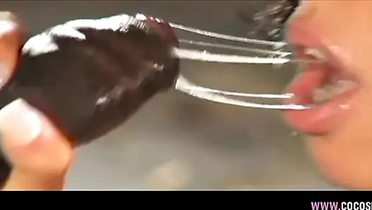 Pembe tangalı yağlanmış esmer tutkulu ırklararası seks yapıyor