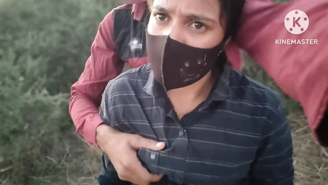 Hintli bakire okul kızları erkek arkadaşıyla ormanda ilk kez açık havada Hintçe seks yapıyor