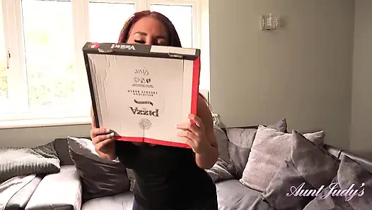 Auntjudys - ateşli kızıl saçlı orta yaşlı seksi kadın Jess West - pizza teslimatı bakış açısı