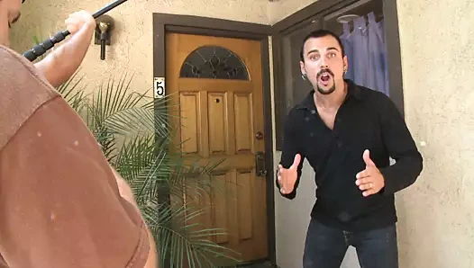 Azgın adam arkadan etkileyici sarışını sikiyor