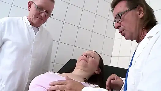 İki sapık doktor hastalarının tüm deliklerini sikiyor