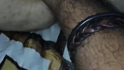 Hintli evli kadın ilk kez yumrukla sikiliyor